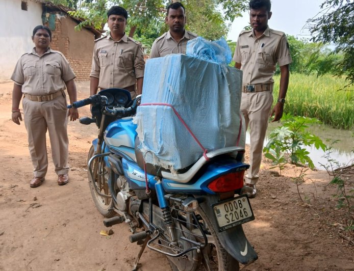 ବେନିୟମ ବିଦେଶୀ ମଦ ଚାଲାଣ ବେଳେ ମାଡି ବସିଲା ଅବକାରୀ ବିଭାଗ ମଦସହ ବାଇକ ଜବତ